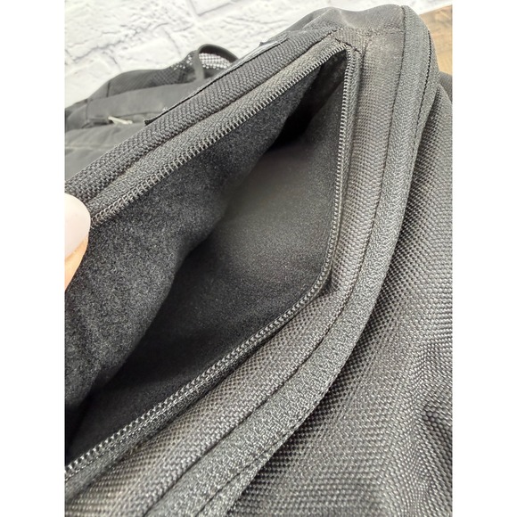 Oakley Enduro 22L 2.0 Backpack Black Laptop School Travel Minimalist Streetwear - Picture 5 of 9